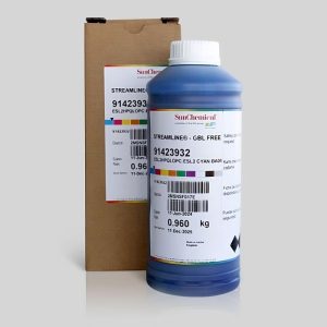 Бутилка с магента мастило с надпис „SunChemical“ с идентификационен номер 91423932 е пред съответстваща картонена кутия. Етикетът показва, че мастилото е Streamline ESL2 и тежи 0,960 kg,